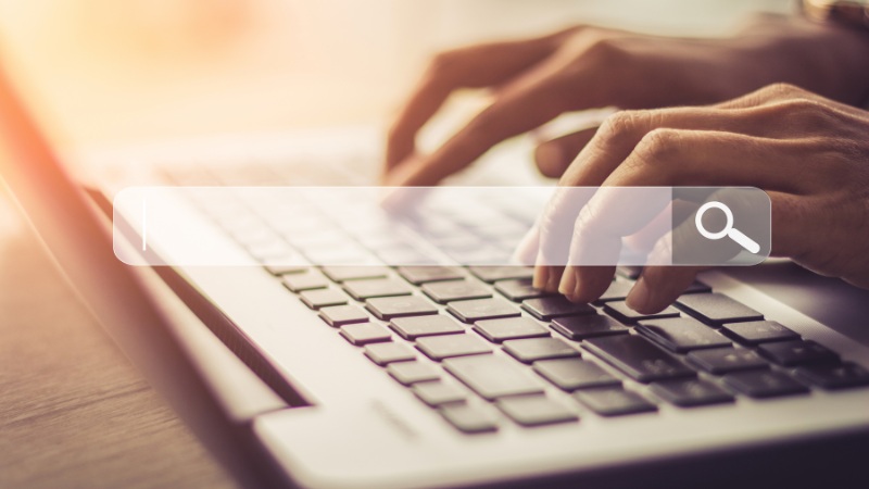 Une personne qui recherche son coach en confiance en soi en ligne