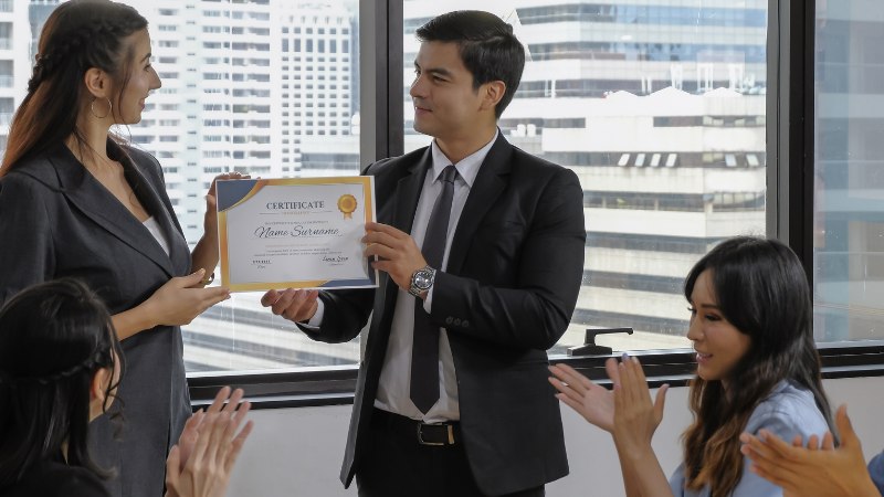 Une remise de certificat à un nouveau coach professionnel