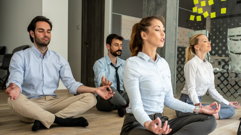Une séance de méditation de groupe en milieu professionnel pour favoriser la concentration