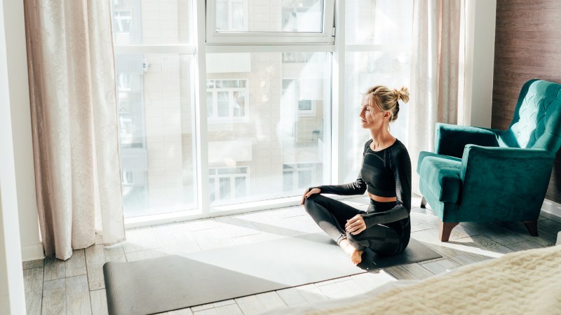 Une sportive qui essaye d'apaiser son esprit grâce à la méditation