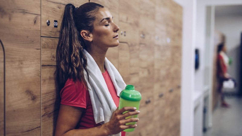 Une sportive qui se prépare mentalement pour éliminer ses pensées négatives
