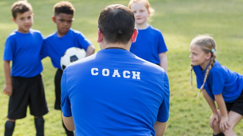 Un coach mental coachant mentalement une équipe de foot