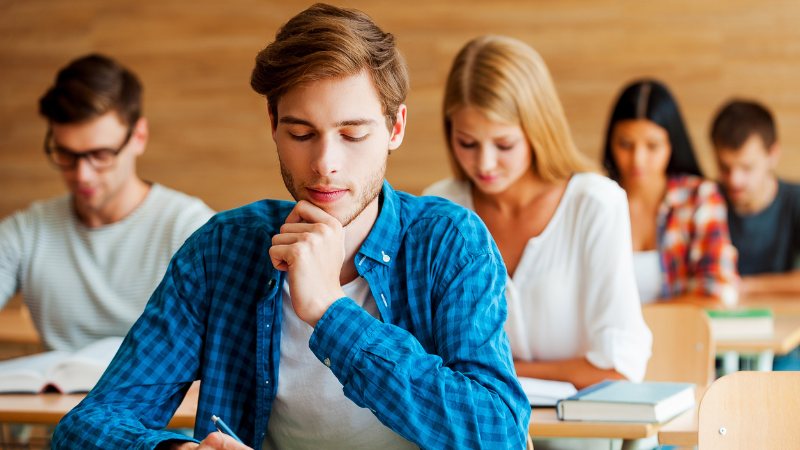 Un concours d'entrée pour un diplôme universitaire