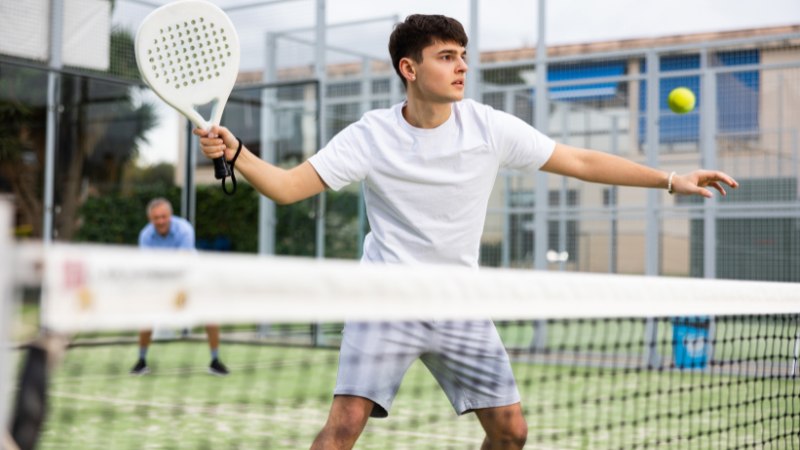 Un joueur de padel qui gère parfaitement la pression en compétition grâce à une bonne préparation mentale