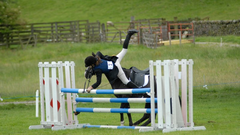 Une cavalière pas prête mentalement qui a chuté à cheval à cause de la peur de perdre