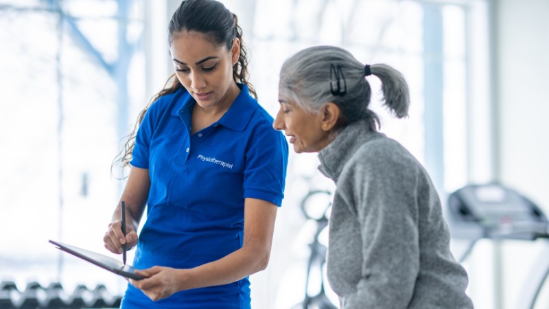 Une coach mentale qui évalue l'évolution d'une cliente