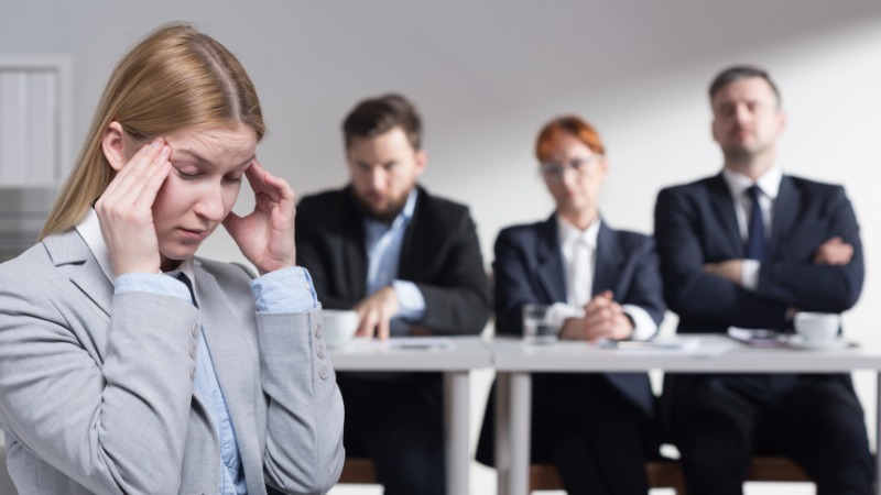 Une femme en train de râter son entretien d'embauche à cause du stress