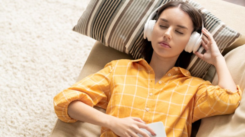 Une femme qui applique une technique de préparation mentale