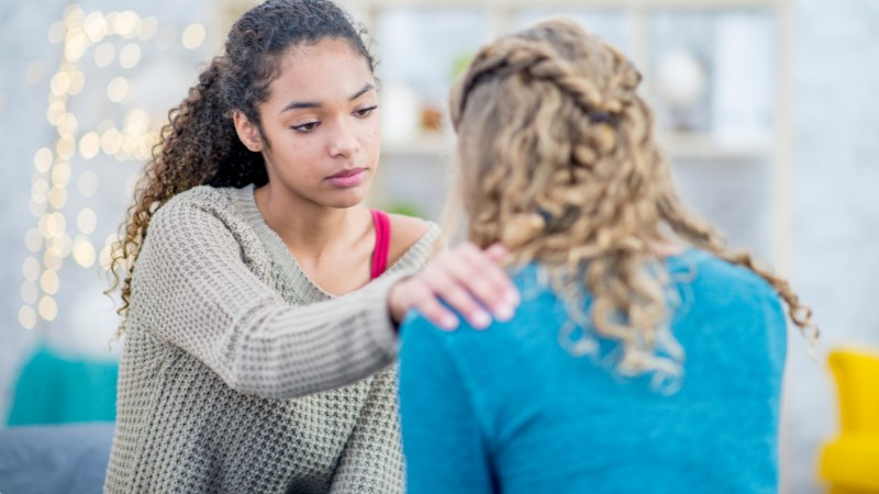 Une femme qui encourage son amie à réussir