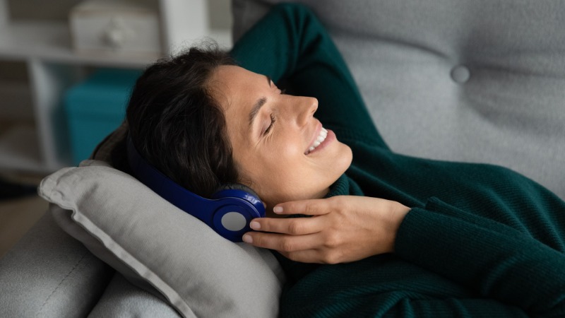 Une femme qui essaye de se relaxer avant un entretien d'embauche