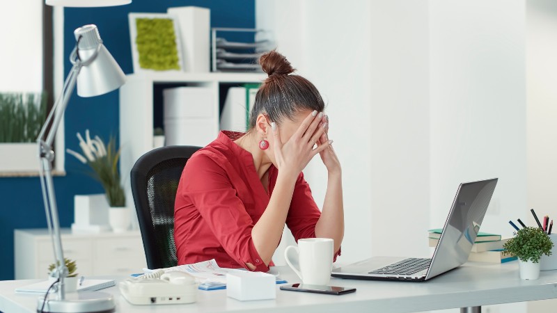 Une femme stressée et en manque de confiance en soi avant son entretien d'embauche