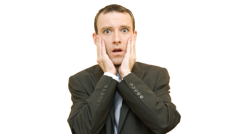 Une homme qui a peur de l'échec et qui a besoin d'un coaching mental