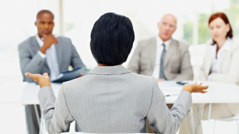 Une personne qui utilise la communication non verbale durant un entretien d'embauche