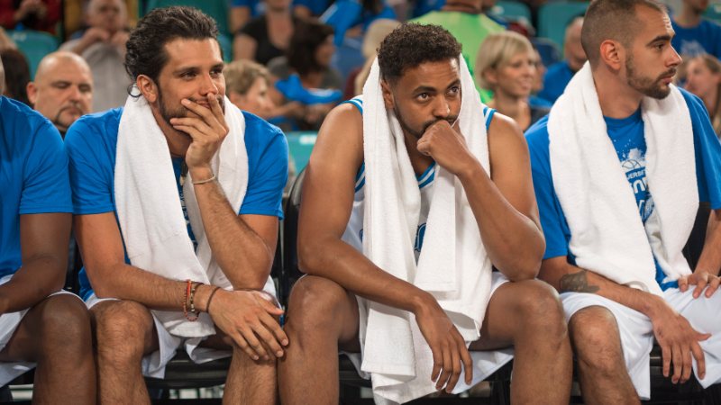 Des joueurs de basket pensifs pendant un match