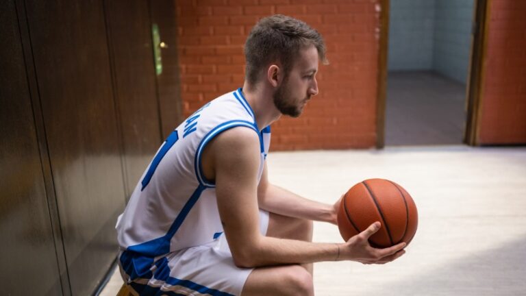 Un homme qui fait de la visualisation en guise de préparation mentale au basket