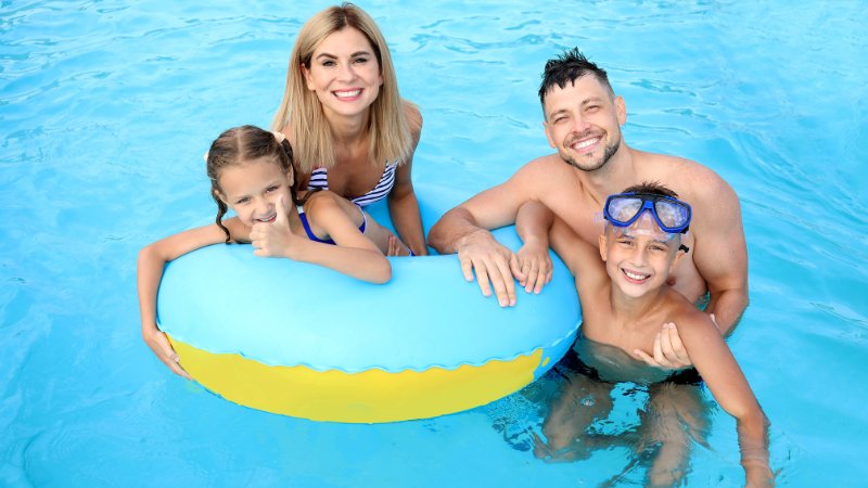 Un joueur de basket en vacances avec sa famille pour récupérer mentalement