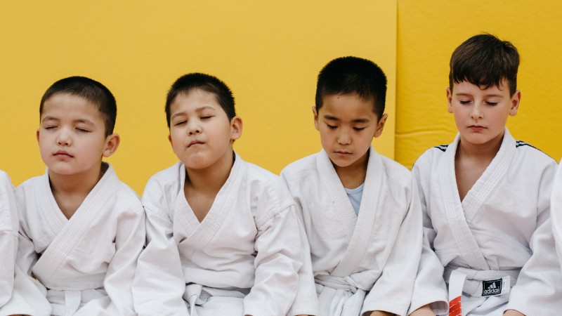 De jeunes qui apprennent à gérer leur stress avant une compétition