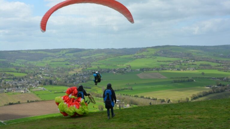 Des amateurs de parapente au décollage