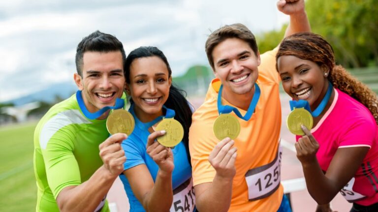 Des coureurs de semi-marathon qui montrent fièrement leurs médailles