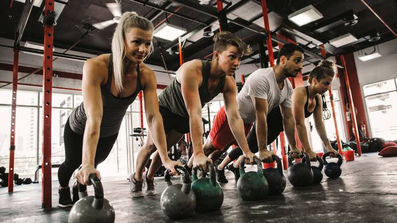 Des personnes qui se préparent pour une compétition de CrossFit