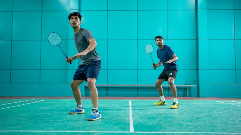 Deux joueurs de badminton doubles en plein match