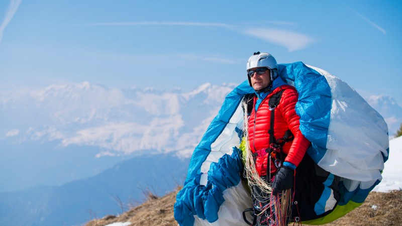 Un amateur de parapente après un vol
