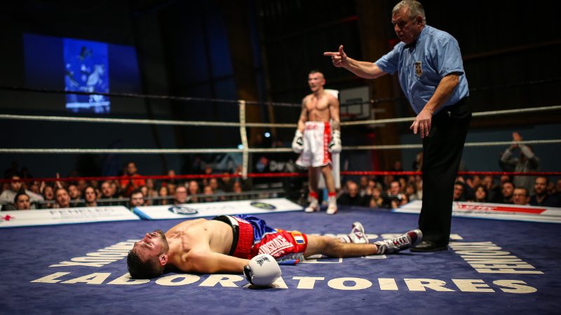 Un boxeur qui vient de perdre son match à cause de son mental
