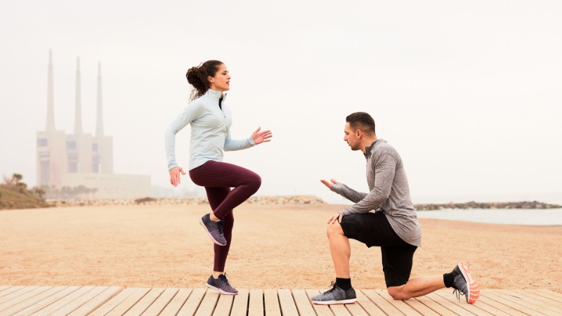 Un coach de semi-marathon qui entraîne une coureuse