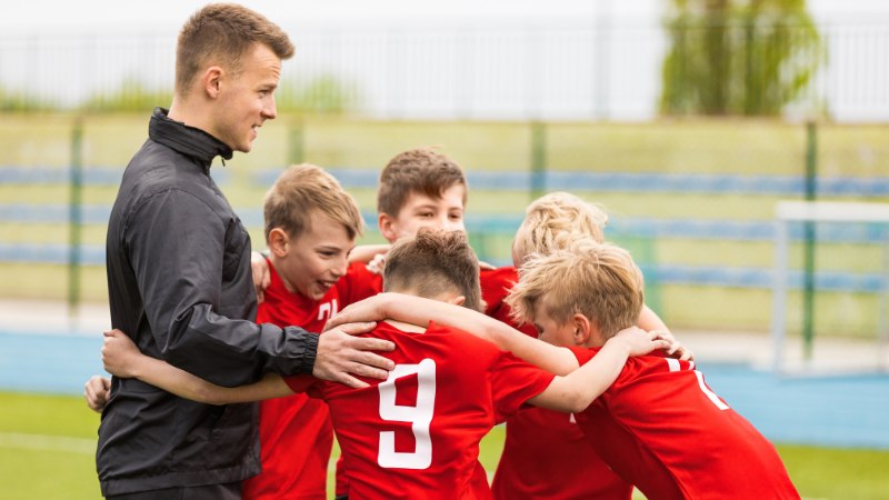 Un coach mental avec des jeunes joueurs de foot