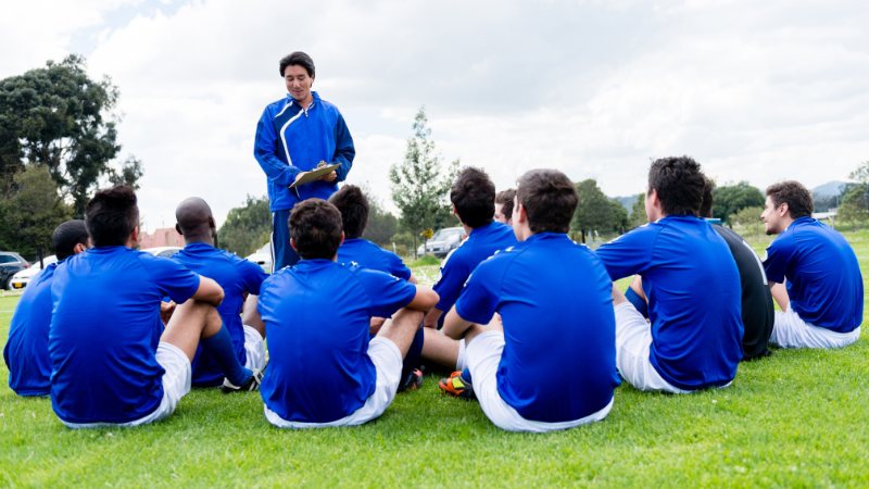 Un coach mental avec un DU préparation mentale et psychologie du sportif et son équipe de foot