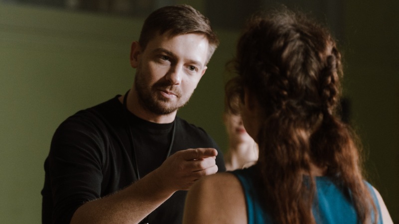 Un coach mental de handball qui pratique la communication hamburger avec une de ses joueuses