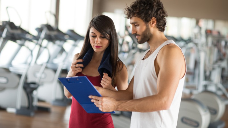 Un coach qui présente quelques routines de préparation mentale à une joueuse de handball