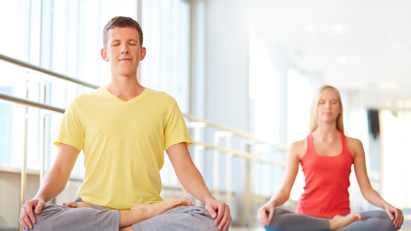 Un couple qui fait de la visualisation de leurs exercices de CrossFit