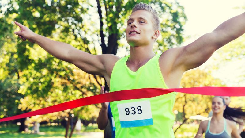 Un coureur qui vient de gagner une course grâce à une bonne préparation mentale running
