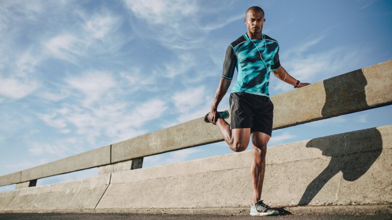 Un coureur se semi-marathon qui s'échauffe avant une course