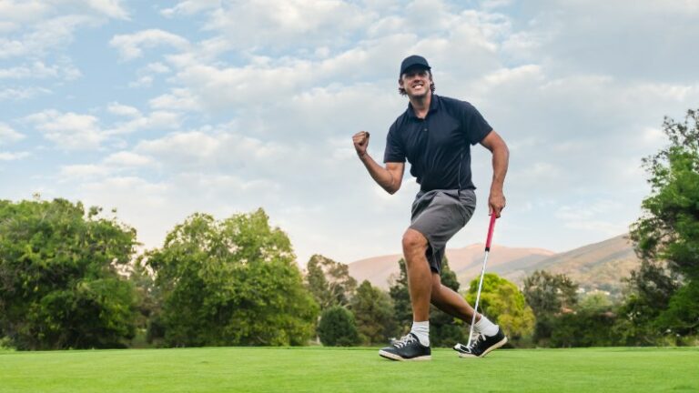 Un golfeur qui vient de gagner grâce à une préparation mentale en dépolarisation
