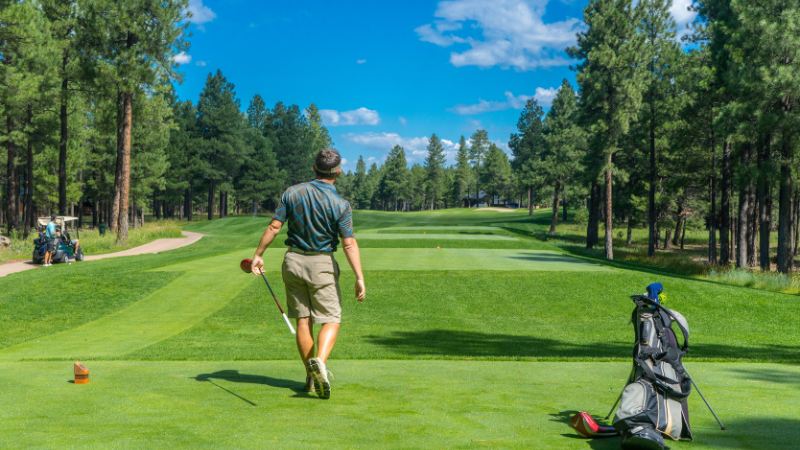 Un golfeur qui visualise le parcours sur lequel il va évoluer