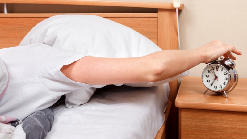 Un homme en manque de motivation pour s'entraîner en musculation