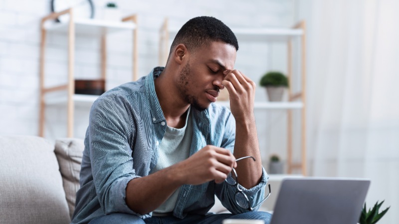 Un homme qui a du mal à se remettre de son échec en CrossFit