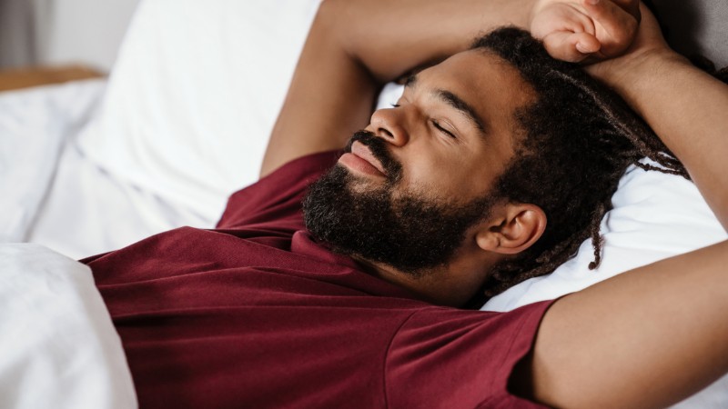 Un homme qui améliore sa capacité de lâcher grâce à un bon sommeil