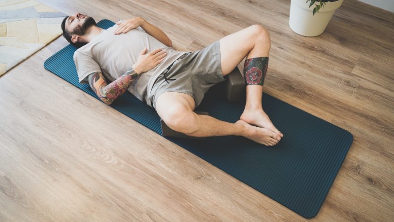 Un homme qui essaye d'améliorer sa technique de respiration