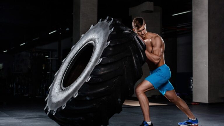 Un homme qui fait du CrossFit
