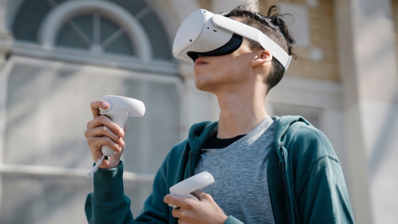 Un homme qui fait du parapente en réalité virtuelle