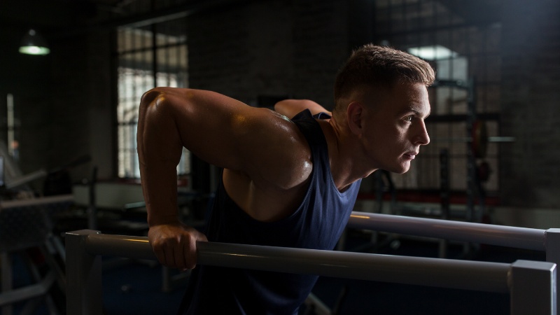 Un homme qui fait du sport pour réduire son stress et lâcher le mental
