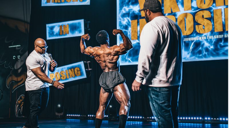 Un homme qui gère parfaitement son stress pendant une compétition de bodybuiding