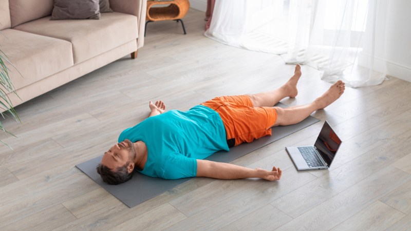 Un homme qui pratique la relaxation pour apprendre à lâcher le mental
