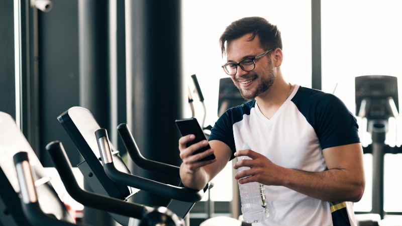 Un homme qui vient d'atteindre un objectif en sport
