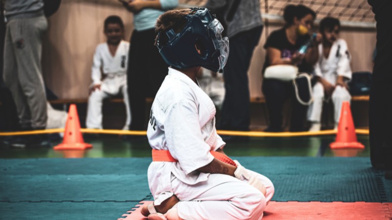 Un jeune qui utilise la dépolarisation comme technique de préparation mentale au karaté