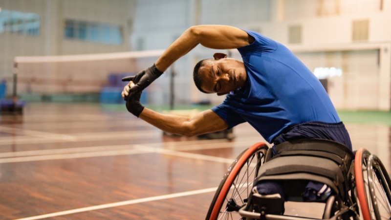 Un joueur de badminton fauteuil qui s'échauffe