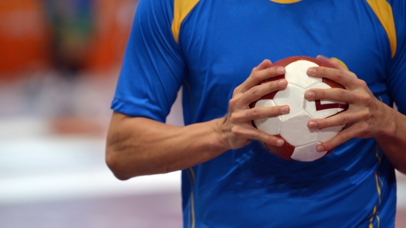 Un joueur de handball bien préparé mentalement et déterminé à gagner
